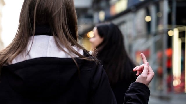 Unerwünschter Mittelfinger: Auch Gesten gehören zu den Symptomen des Tourette-Syndroms.