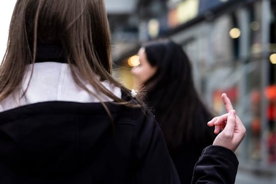 Unerwünschter Mittelfinger: Auch Gesten gehören zu den Symptomen des Tourette-Syndroms.