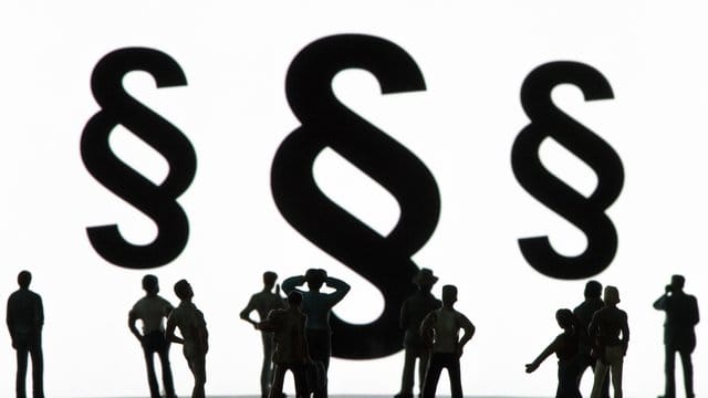 Viele Beteiligte, ein Verfahren: Mit Musterfeststellungsklagen sollen Verbraucher ihre Rechte besser gegen große Unternehmen durchsetzen können. Viele Beteiligte, ein Verfahren: Mit Musterfeststellungsklagen sollen Verbraucher ihre Rechte besser gegen große Unternehmen durchsetzen können.
