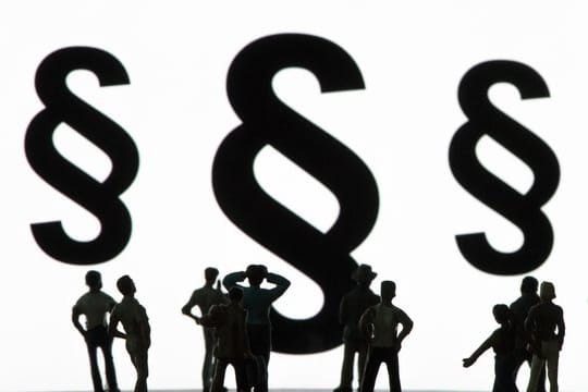 Viele Beteiligte, ein Verfahren: Mit Musterfeststellungsklagen sollen Verbraucher ihre Rechte besser gegen große Unternehmen durchsetzen können. Viele Beteiligte, ein Verfahren: Mit Musterfeststellungsklagen sollen Verbraucher ihre Rechte besser gegen große Unternehmen durchsetzen können.