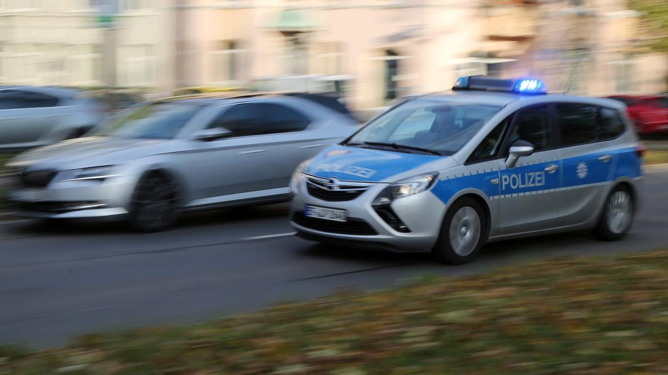 Ein Polizeiauto in Erfurt: An Heiligabend wurden hier zwei Kindern die Geschenke gestohlen.