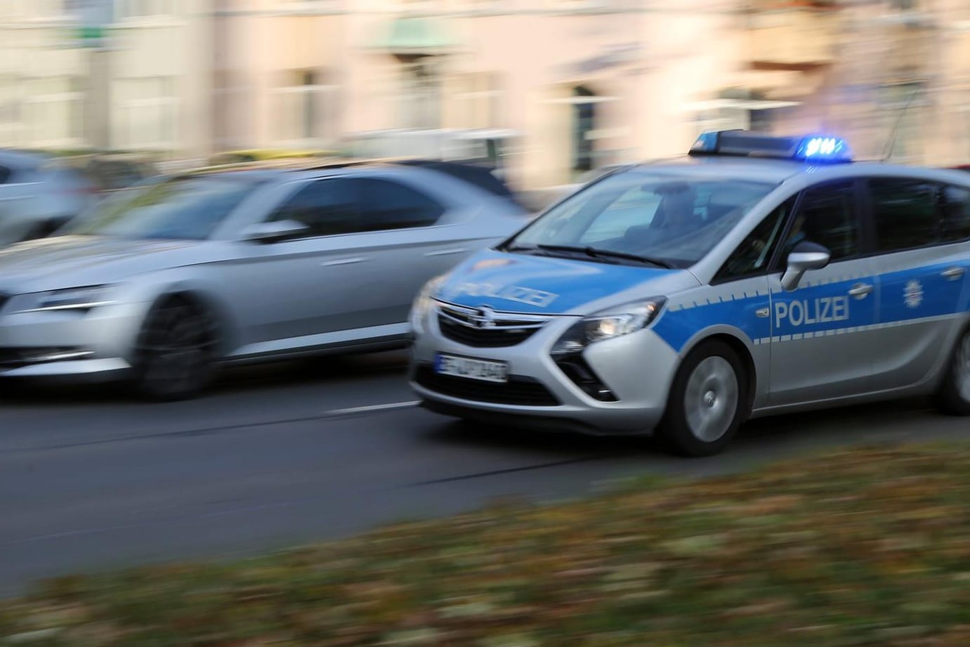 Ein Polizeiauto in Erfurt: An Heiligabend wurden hier zwei Kindern die Geschenke gestohlen.