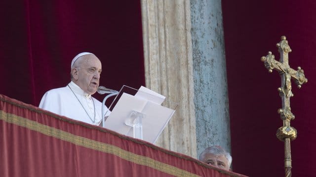Papst Franziskus liest vom Hauptbalkon des Petersdoms seine Weihnachtsbotschaft vor, bevor er den traditionellen Segen "Urbi et Orbi" (Der Stadt und dem Erdkreis) spendet. Papst Franziskus liest vom Hauptbalkon des Petersdoms seine Weihnachtsbotschaft vor, bevor er den traditionellen Segen "Urbi et Orbi" (Der Stadt und dem Erdkreis) spendet.