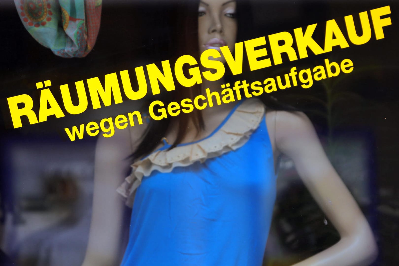 "Räumungsverkauf wegen Geschäftsaufgabe": Die Online-Konkurrenz setzt den Modehandel in den Einkaufsstraßen immer stärker unter Druck. "Räumungsverkauf wegen Geschäftsaufgabe": Die Online-Konkurrenz setzt den Modehandel in den Einkaufsstraßen immer stärker unter Druck.