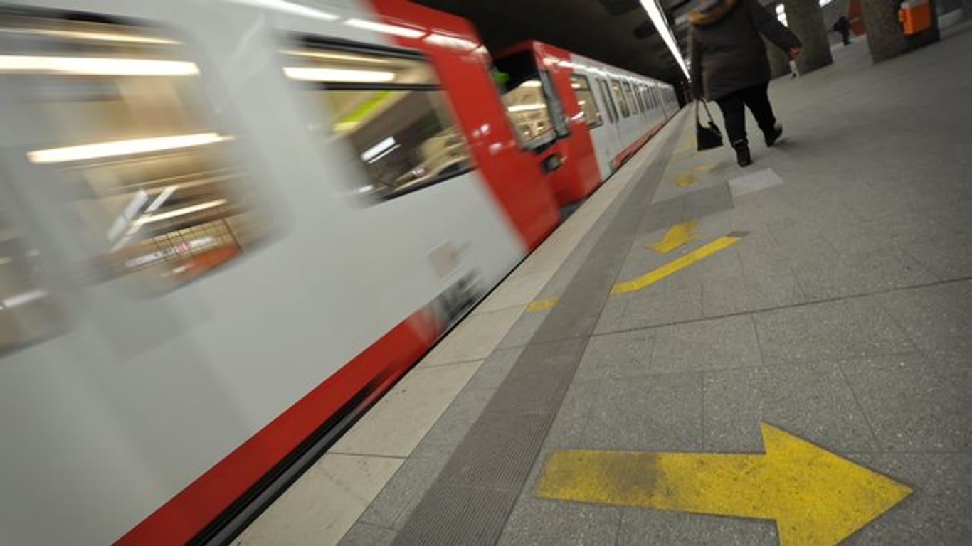 Bei einem Streit auf einem Bahnsteig ist ein Mann am Nürnberger Hauptbahnhof vor eine einfahrende U-Bahn gestoßen worden.