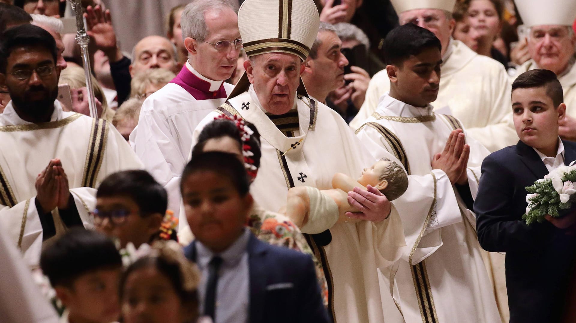 Papst Franziskus (mit Jesus-Figur): Das Haupt der katholischen Kirche erhofft sich den Frieden auf der Welt. Papst Franziskus (mit Jesus-Figur): Das Haupt der katholischen Kirche erhofft sich den Frieden auf der Welt.