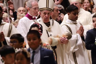 Papst Franziskus (mit Jesus-Figur): Das Haupt der katholischen Kirche erhofft sich den Frieden auf der Welt.