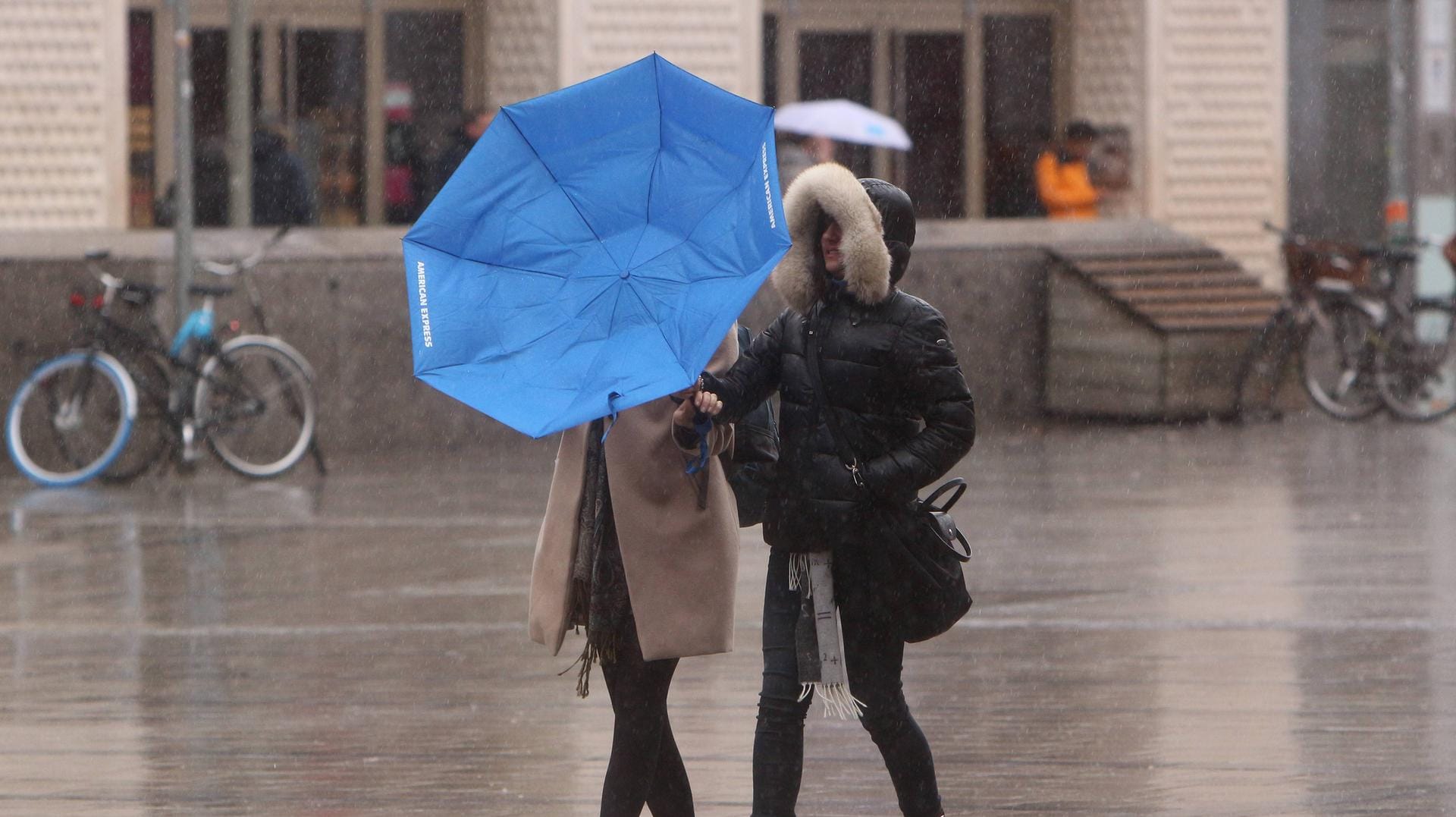 Umgeklappter Regenschirm: Örtlich kommt es zu Sturmböen und starken Regenfällen. (Symbolbild)