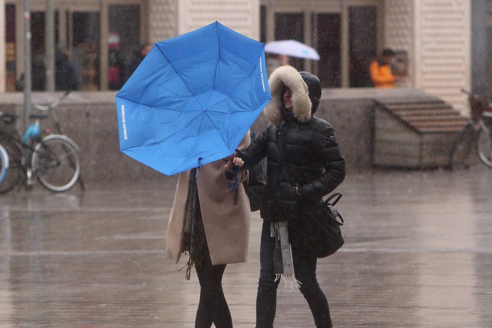Umgeklappter Regenschirm: Örtlich kommt es zu Sturmböen und starken Regenfällen. (Symbolbild)