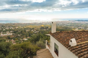 Blick auf Mijas in Spanien (Symbolbild): Hier kamen drei Mitglieder einer Familie im Urlaub ums Leben.