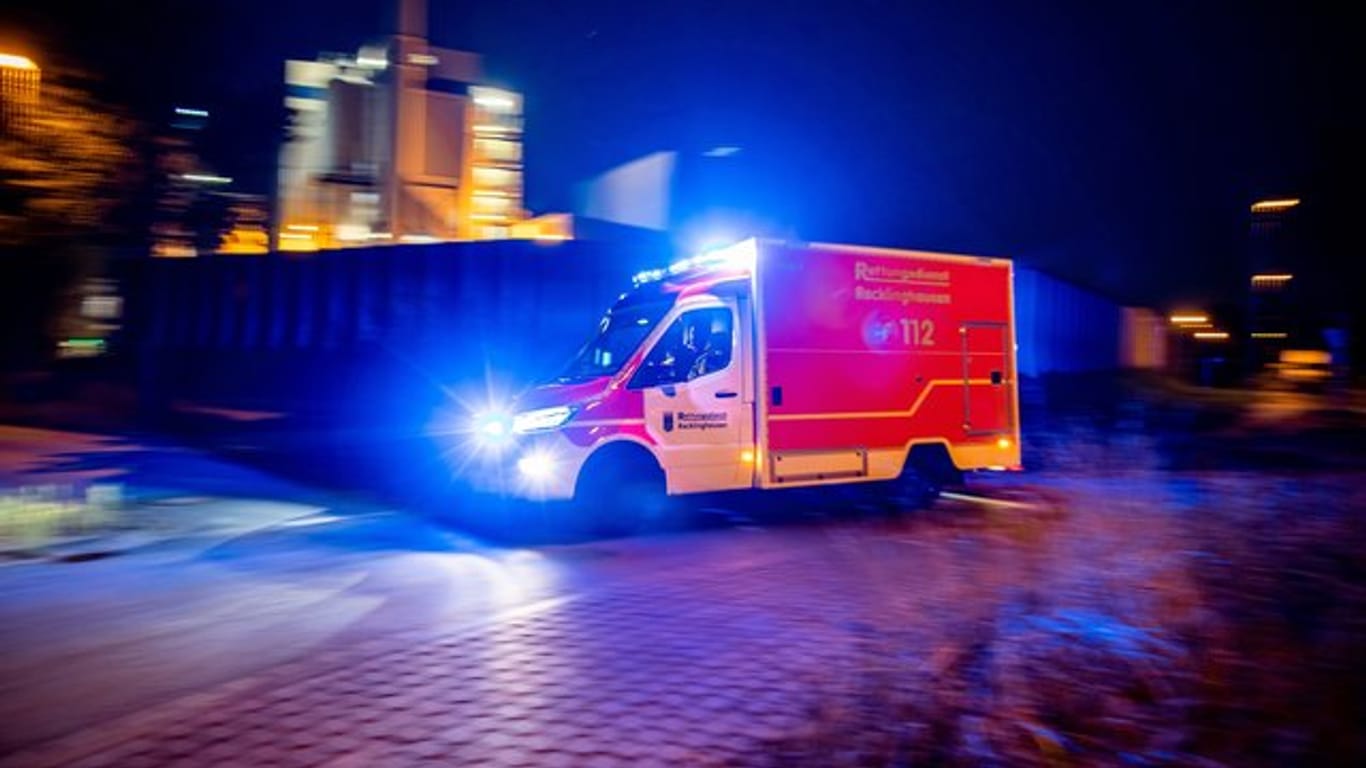 Ein Rettungswagen der Feuerwehr fährt mit Blaulicht