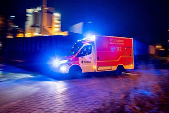 Ein Rettungswagen der Feuerwehr fährt mit Blaulicht