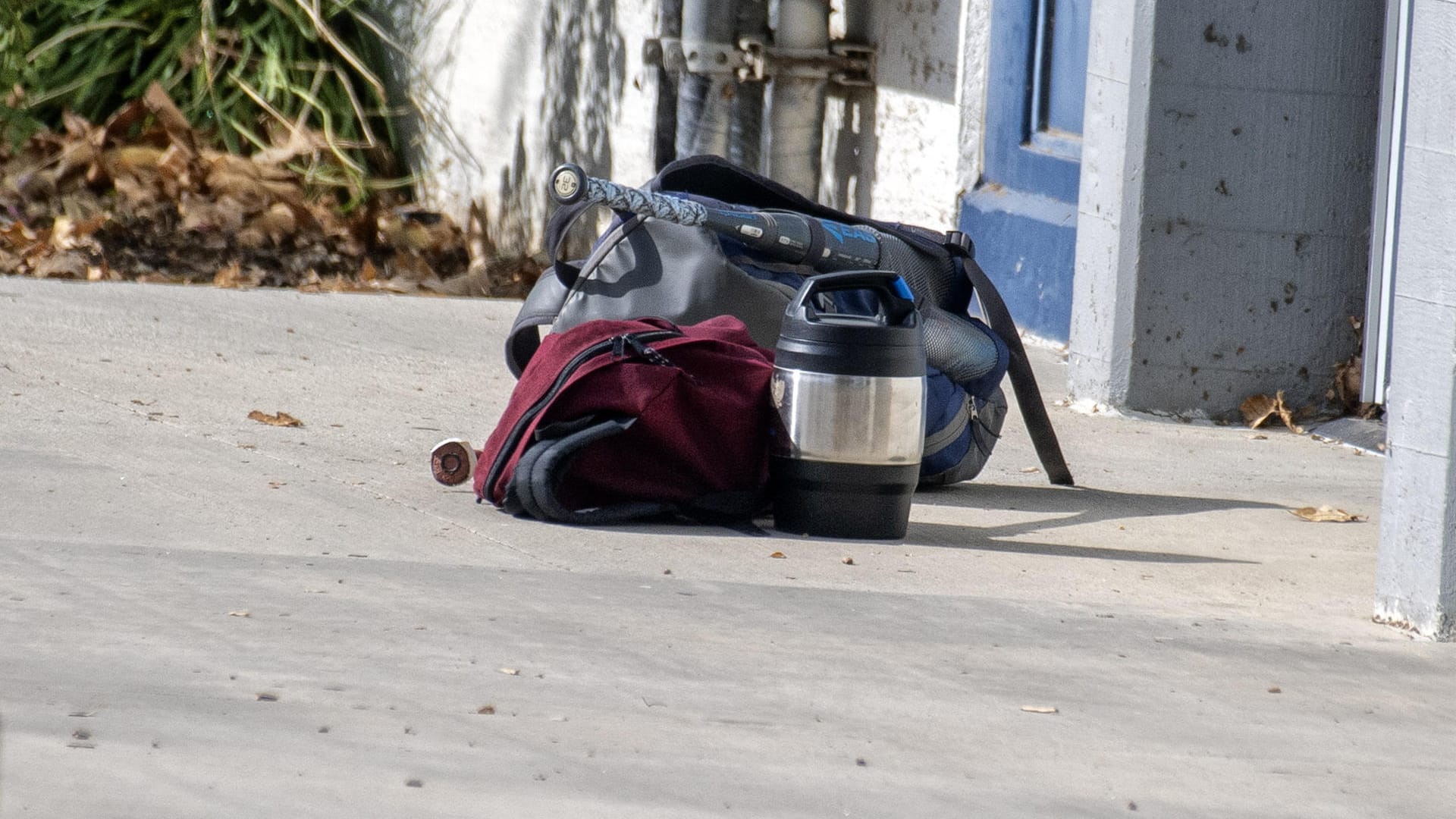 Ein Rucksack liegt am Boden (Symbolbild): Ein ehrlicher Finder hat 16.000 Euro bei der Polizei abgegeben.