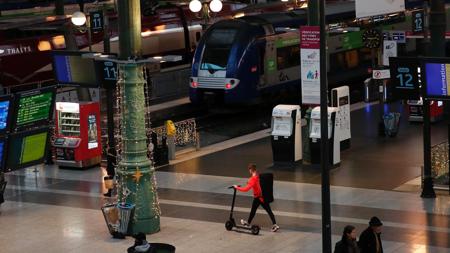 Paris: Reisende gehen mit ihrem Gepäck durch den Bahnhof Gare du Nord. Wegen andauernder Streiks gegen die Rentenreform, müssen sich Reisende auf erhebliche Behinderungen in Nah- und Fernverkehr einstellen. Paris: Reisende gehen mit ihrem Gepäck durch den Bahnhof Gare du Nord. Wegen andauernder Streiks gegen die Rentenreform, müssen sich Reisende auf erhebliche Behinderungen in Nah- und Fernverkehr einstellen.