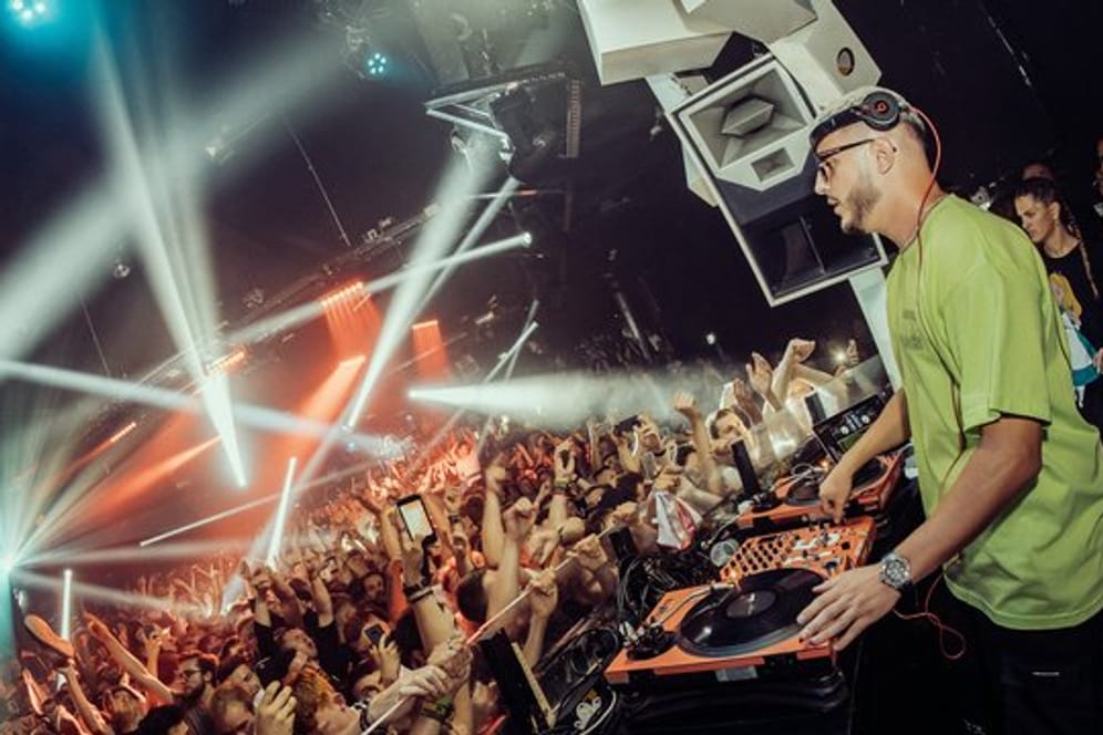 DJ Snake legt im Kölner Club "Bootshaus" auf.