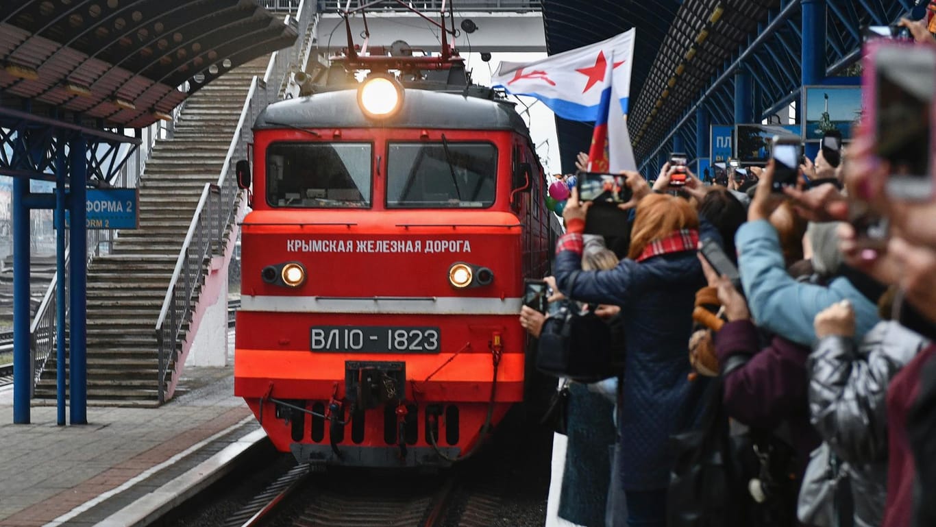 Sewastopol: Menschen feiern die Ankunft des ersten russischen Zuges auf der Krim.