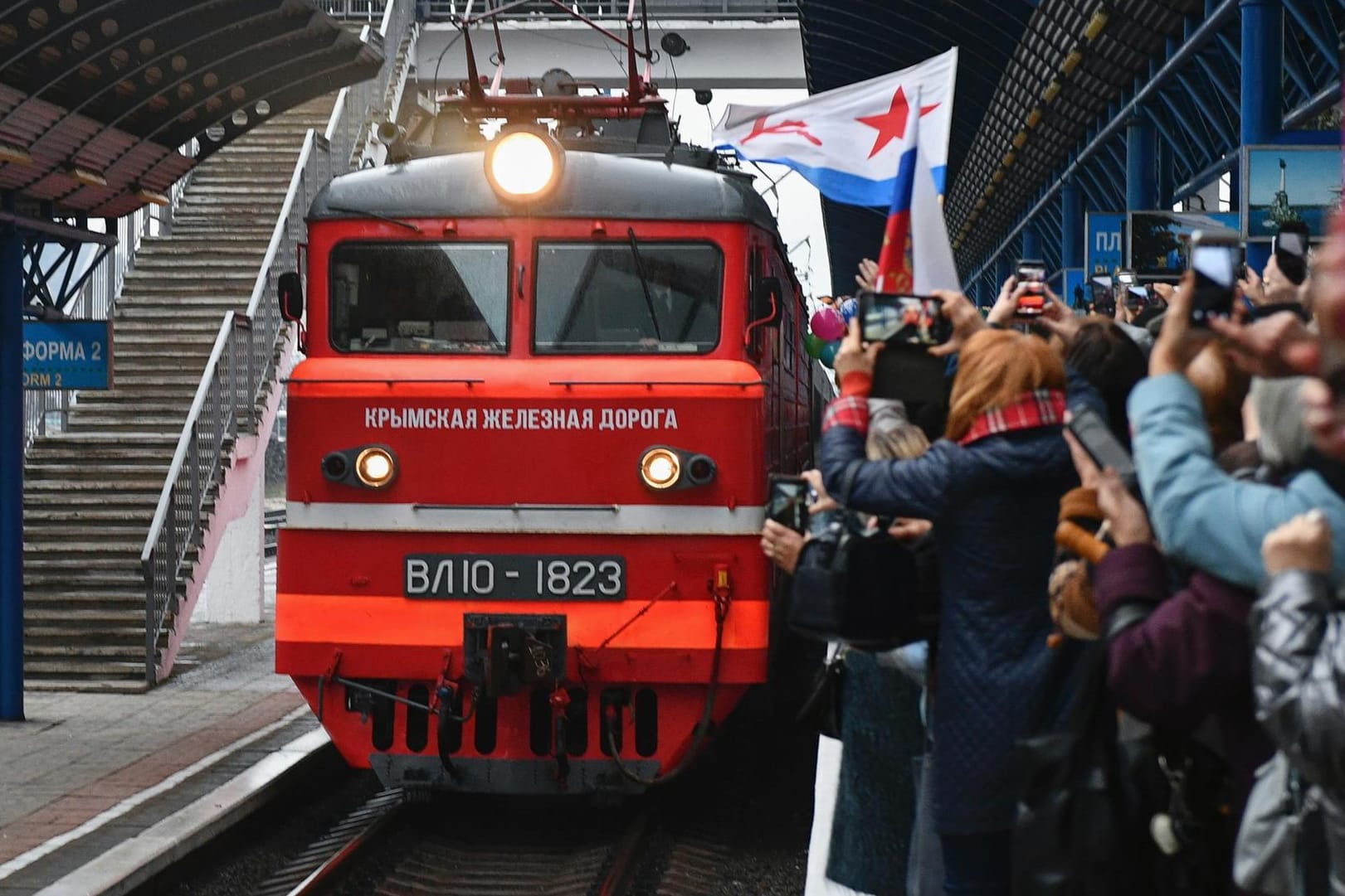 Sewastopol: Menschen feiern die Ankunft des ersten russischen Zuges auf der Krim.