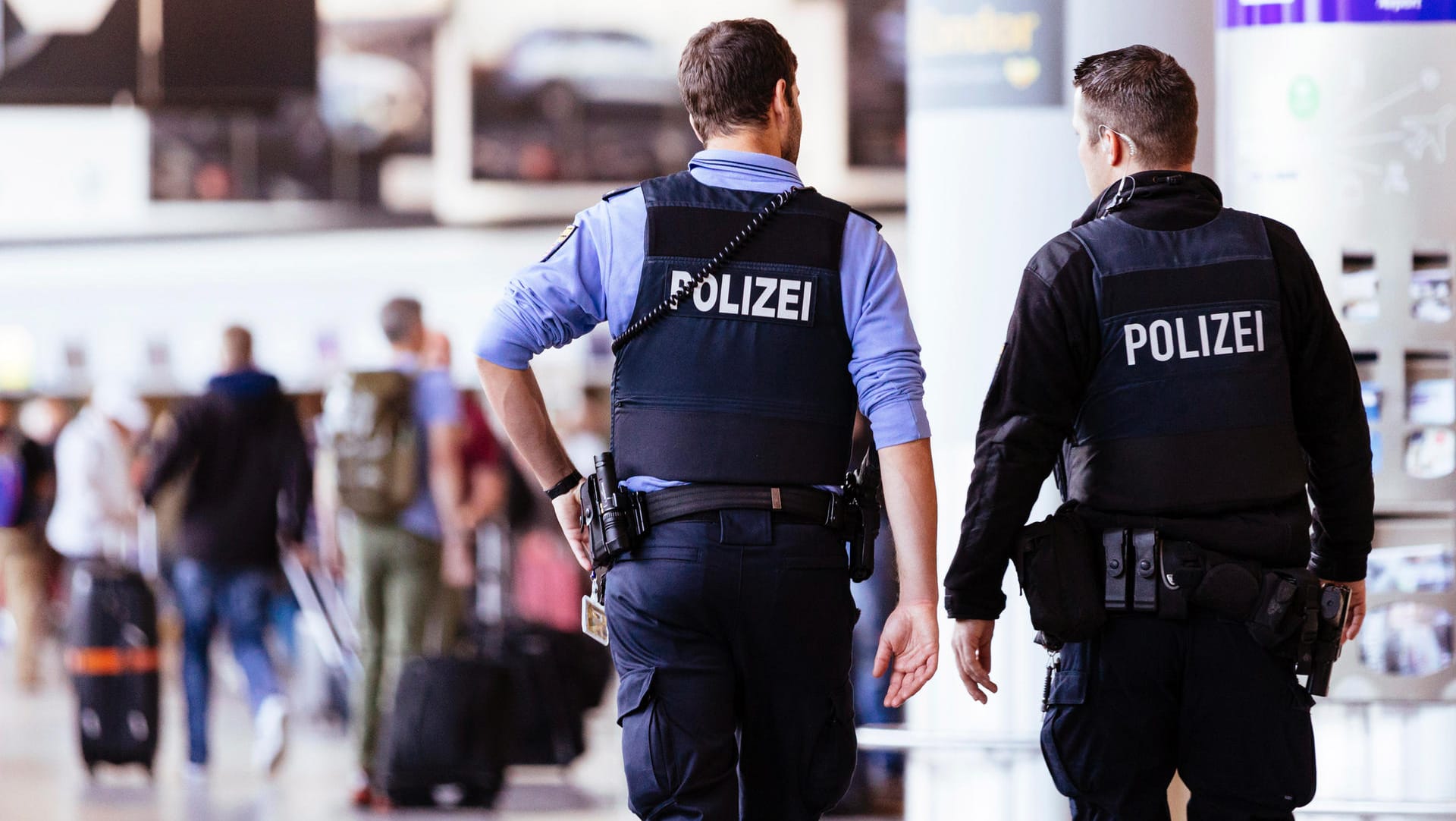 Polizisten im Einsatz (Symbolbild): Auch im Jahr 2019 mussten sich Polizei und Feuerwehr mit zahlreichen kuriosen Fällen herumschlagen.