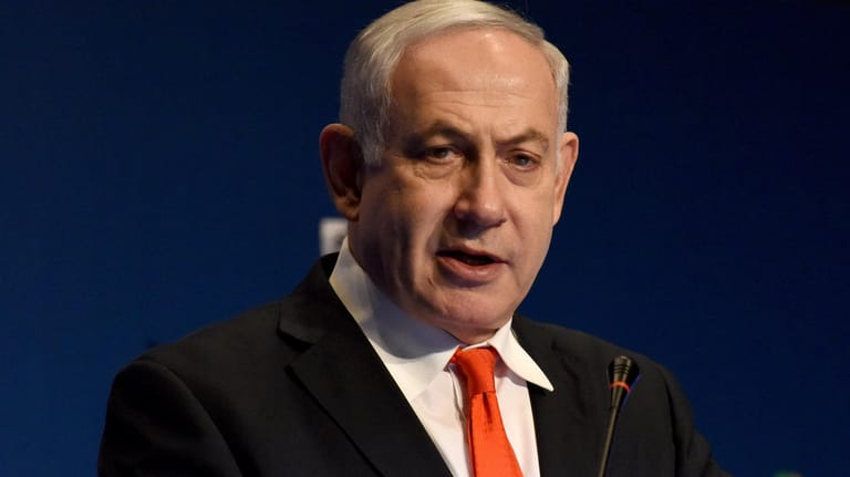 Benjamin Netanjahu muss eine Wahlkampfveranstaltung in Israel wegen einem Raketenangriff aus Gaza unterbrechen.