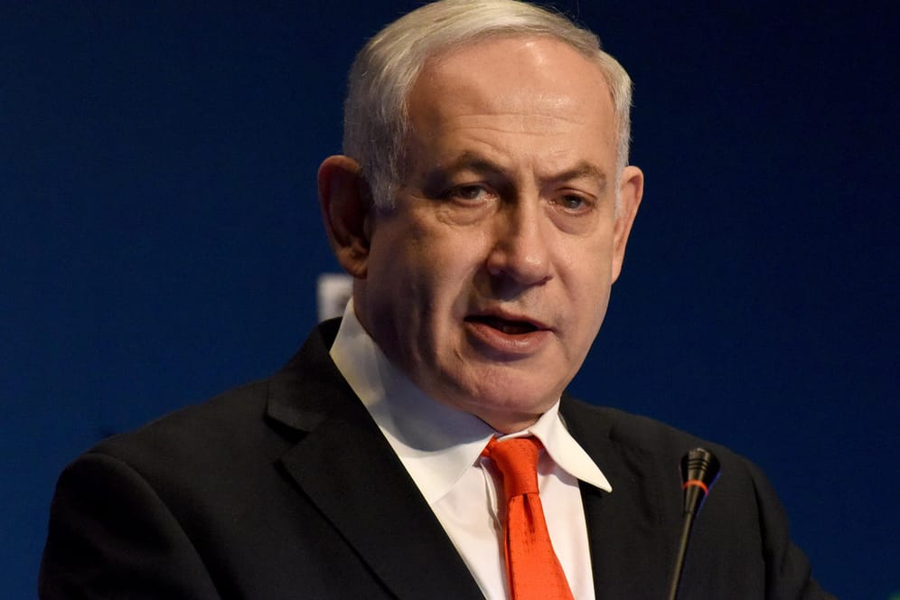Benjamin Netanjahu muss eine Wahlkampfveranstaltung in Israel wegen einem Raketenangriff aus Gaza unterbrechen.