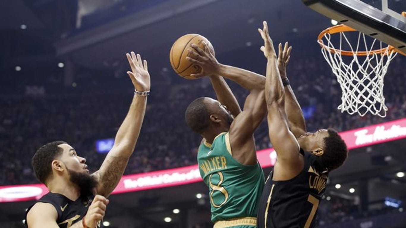 Kemba Walker (M) steuerte 22 Punkte zum Sieg der Boston Celtics gegen NBA-Champion Toronto Raptors bei.