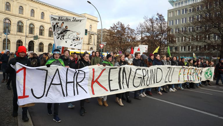 Schüler, Studenten und Klimaaktivisten demonstrieren im Berliner Regierungsviertel für das Klima, den Klimaschutz und eine bessere und saubere Umwelt.