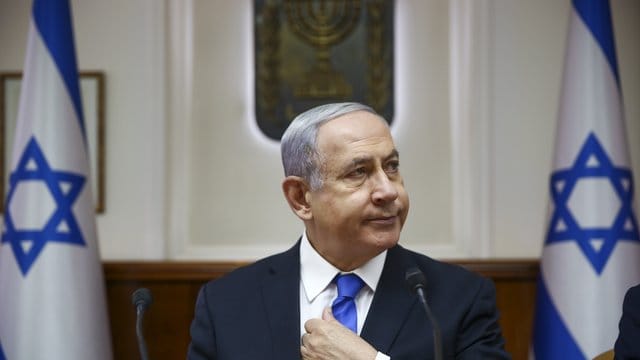 Benjamin Netanjahu, Ministerpräsident von Israel, sitzt in seinem Büro bei der wöchentlichen Kabinettssitzung.