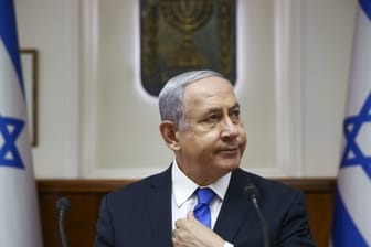 Benjamin Netanjahu, Ministerpräsident von Israel, sitzt in seinem Büro bei der wöchentlichen Kabinettssitzung.
