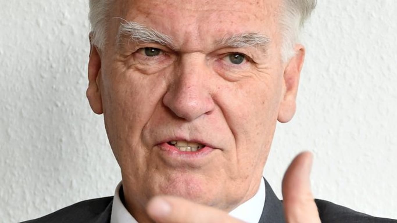 Bundesvorsitzende der Opferschutzvereinigung Jörg Ziercke: Das Dunkelfeld bei Stalking ist "riesengroß".