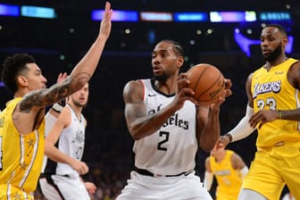 Clippers-Star Kawhi Leonard (M.) gegen Lakers-Guard Danny Green.