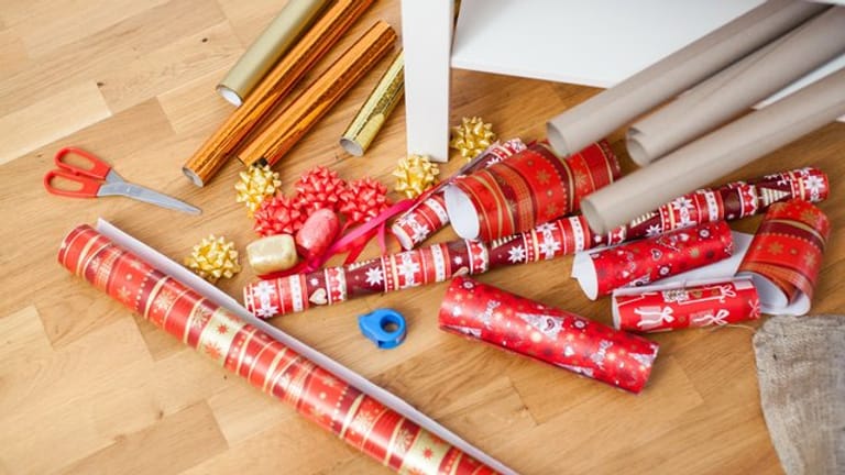 Geschenkpapier kann nach Weihnachten meist im Altpapier landen - sofern es nicht mit Kunststoff überzogen ist.