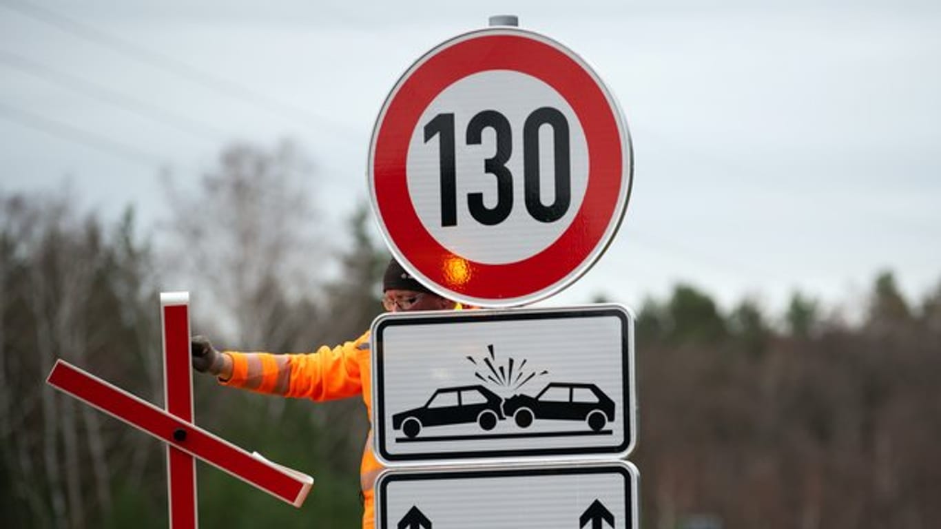 Streitfrage: Sollte es auf Autobahnen eine Geschwindigkeitsbegrenzung von 130 Kilometern pro Stunde geben?.