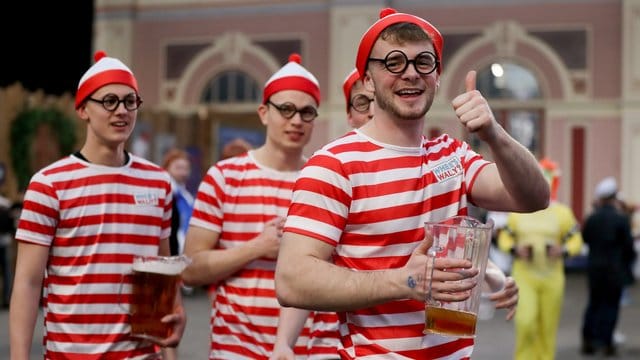 Gehören bei der Darts-WM dazu wie die Pfeile: Viele Fans und reichlich Bier. Gehören bei der Darts-WM dazu wie die Pfeile: Viele Fans und reichlich Bier.