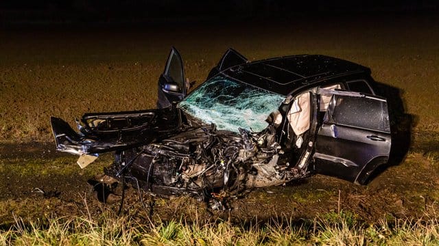 Ein verunfalltes Auto liegt auf einem Feld nahe der B455 zwischen Friedberg und Dorheim. Ein verunfalltes Auto liegt auf einem Feld nahe der B455 zwischen Friedberg und Dorheim.