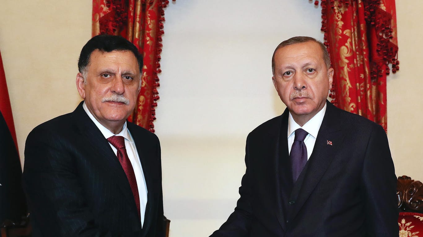 Fajes al-Sarradsch und Recep Tayyip Erdogan in Istanbul: Der türkische Präsident will al-Sarradschs international anerkannte Regierung auch militärisch unterstützen.