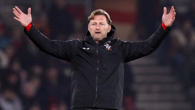 Die 0:9-Klatsche gegen Leicester City hängt Southampton-Coach Ralph Hasenhüttl immer noch nach. Die 0:9-Klatsche gegen Leicester City hängt Southampton-Coach Ralph Hasenhüttl immer noch nach.