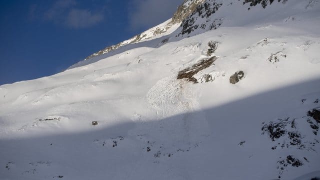 Die Skipiste, auf der die gewaltige Lawine niedergegangen ist. Die Skipiste, auf der die gewaltige Lawine niedergegangen ist.