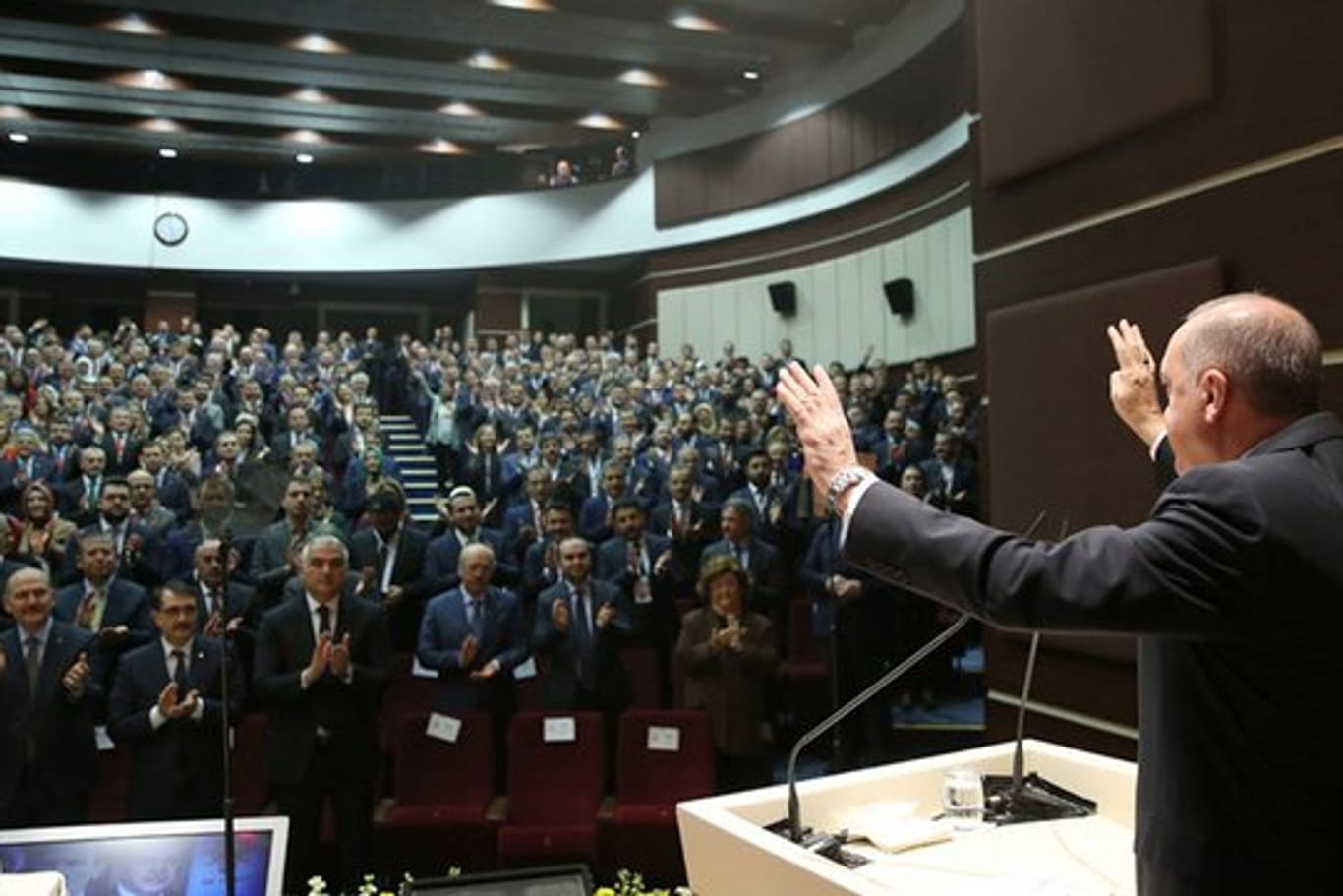 Recep Tayyip Erdogan, Präsident der Türkei, begrüßt Mitglieder der Regierungspartei AKP während eines Treffens in Ankara.