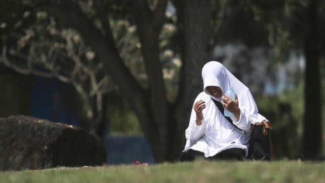 Eine Frau betet an einem Massengrab für die Opfer des Tsunami im Indischen Ozean in Banda Aceh. Eine Frau betet an einem Massengrab für die Opfer des Tsunami im Indischen Ozean in Banda Aceh.