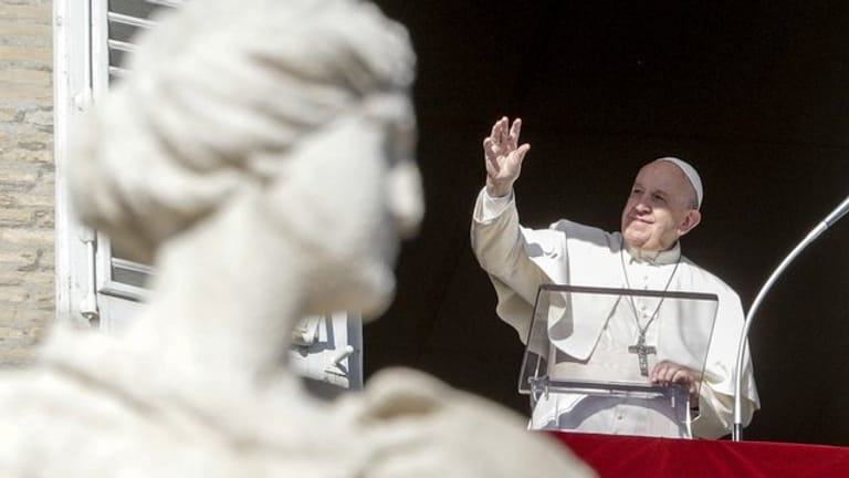 Papst Franziskus überbringt seinen Segen während er am zweiten Weihnachtsfeiertag das Angelusgebet spricht.