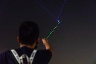 Mann leuchtet Hubschrauber mit Laser an: Am Stuttgarter Flughafen wurde die Besatzung durch die Lichtstrahlen gefährdet. (Symbolbild)