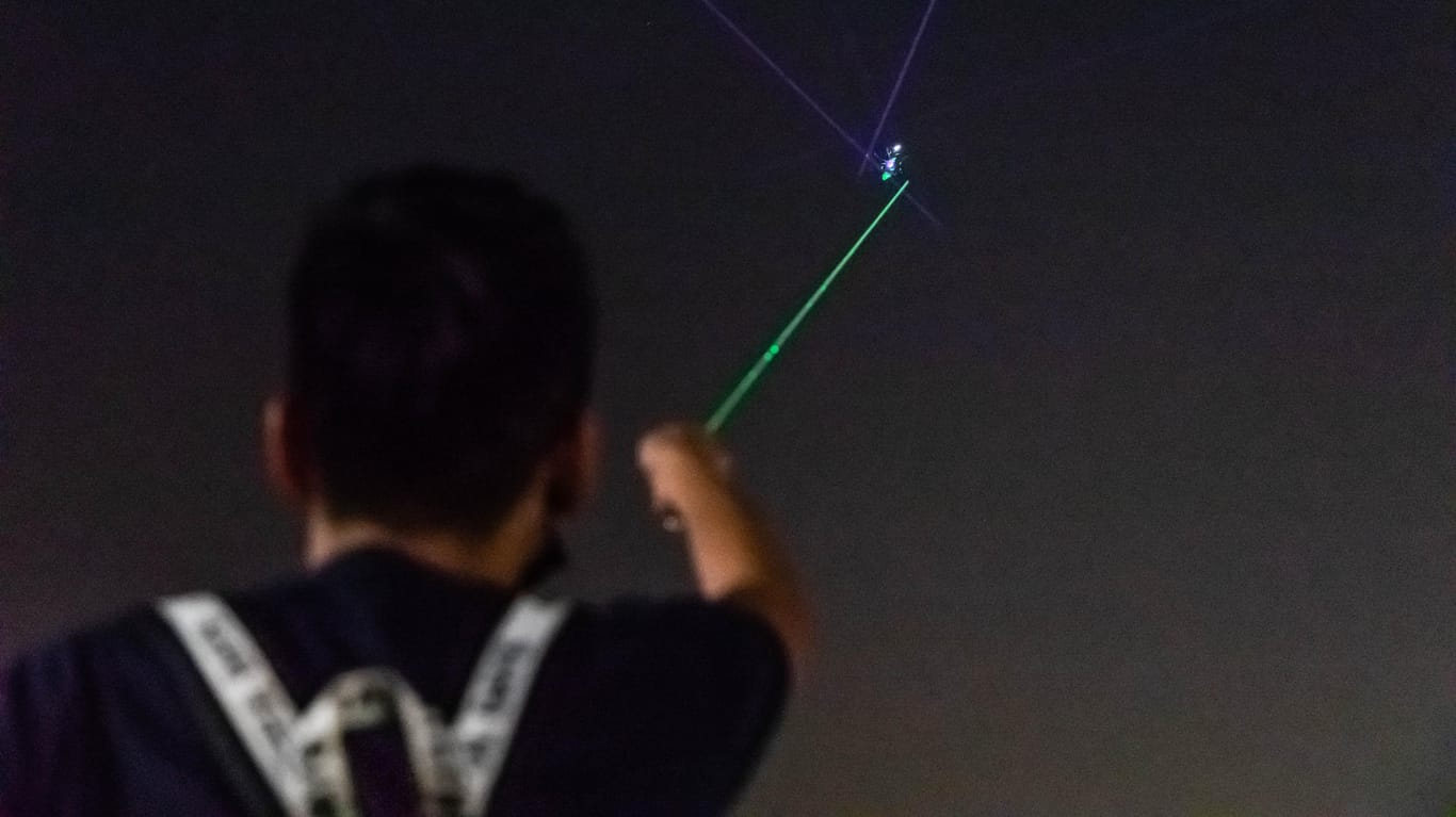 Mann leuchtet Hubschrauber mit Laser an: Am Stuttgarter Flughafen wurde die Besatzung durch die Lichtstrahlen gefährdet. (Symbolbild)