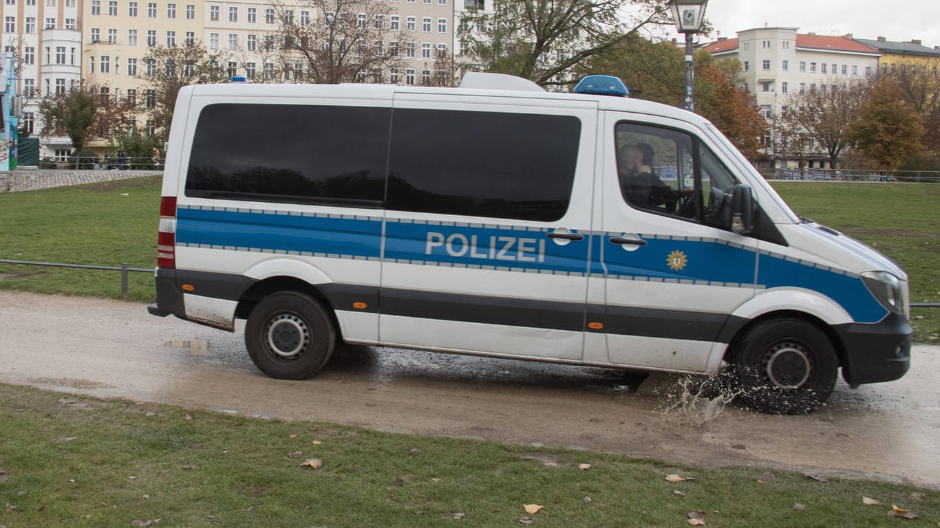 Polizei Berlin: Im Stadtteil Marzahn hat ein Mann Kinder mit seiner Schreckschusspistole beschossen. (Symbolbild)