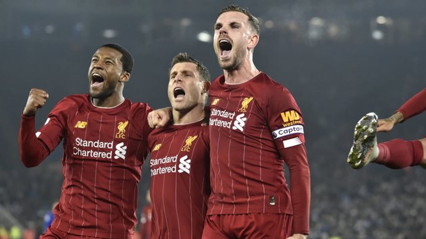 Souveräner Auswärtssieg: Liverpools Profis feiern den Sieg in Leicester.