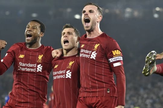 Souveräner Auswärtssieg: Liverpools Profis feiern den Sieg in Leicester.