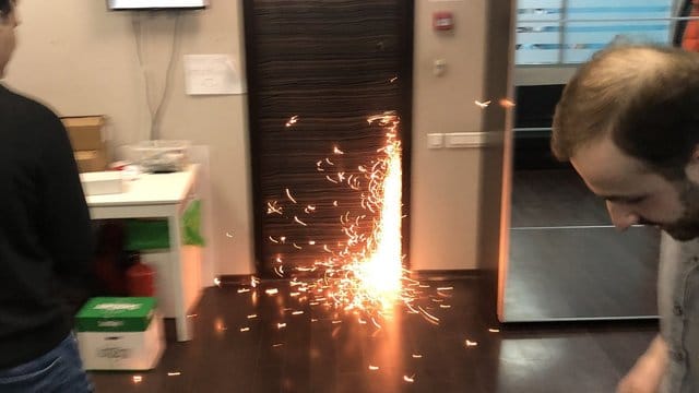 Ein Foto, das der russische Oppositionsführer Nawalny auf seinem Twitter-Account veröffentlich hat, zeigt, wie die Tür zu seinem Büro von außen mit einem Trennschleifer geöffnet wird.