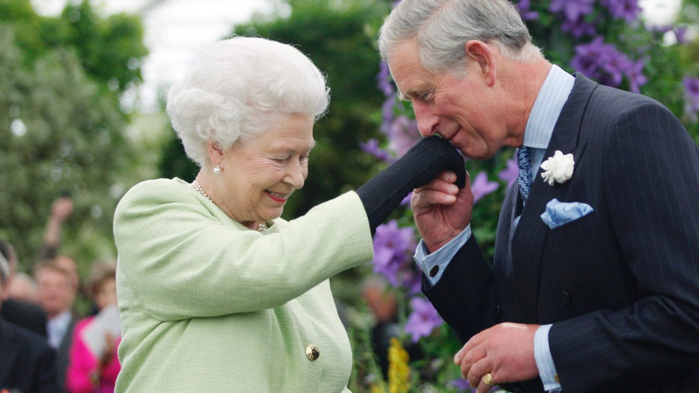 Königin Elizabeth II. und Prinz Charles im Jahr 2009: Er wird seiner Mutter definitiv irgendwann auf dem Thron folgen.