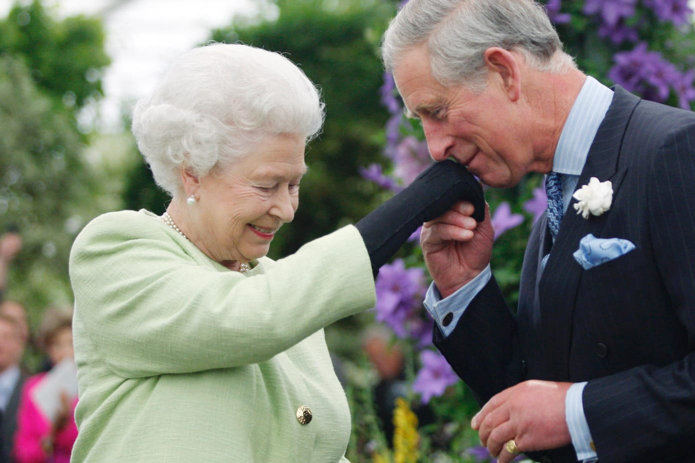 Königin Elizabeth II. und Prinz Charles im Jahr 2009: Er wird seiner Mutter definitiv irgendwann auf dem Thron folgen.