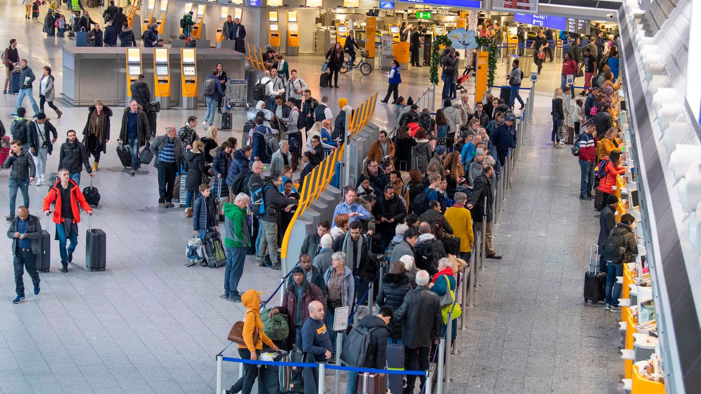 Reiseverkehr am Flughafen: In den kommenden Tagen wird mit einem steigenden Passagieraufkommen gerechnet.