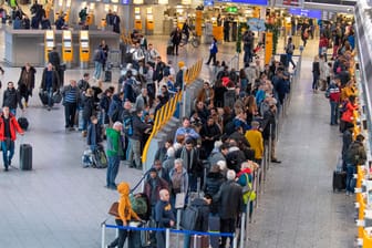 Reiseverkehr am Flughafen: In den kommenden Tagen wird mit einem steigenden Passagieraufkommen gerechnet.